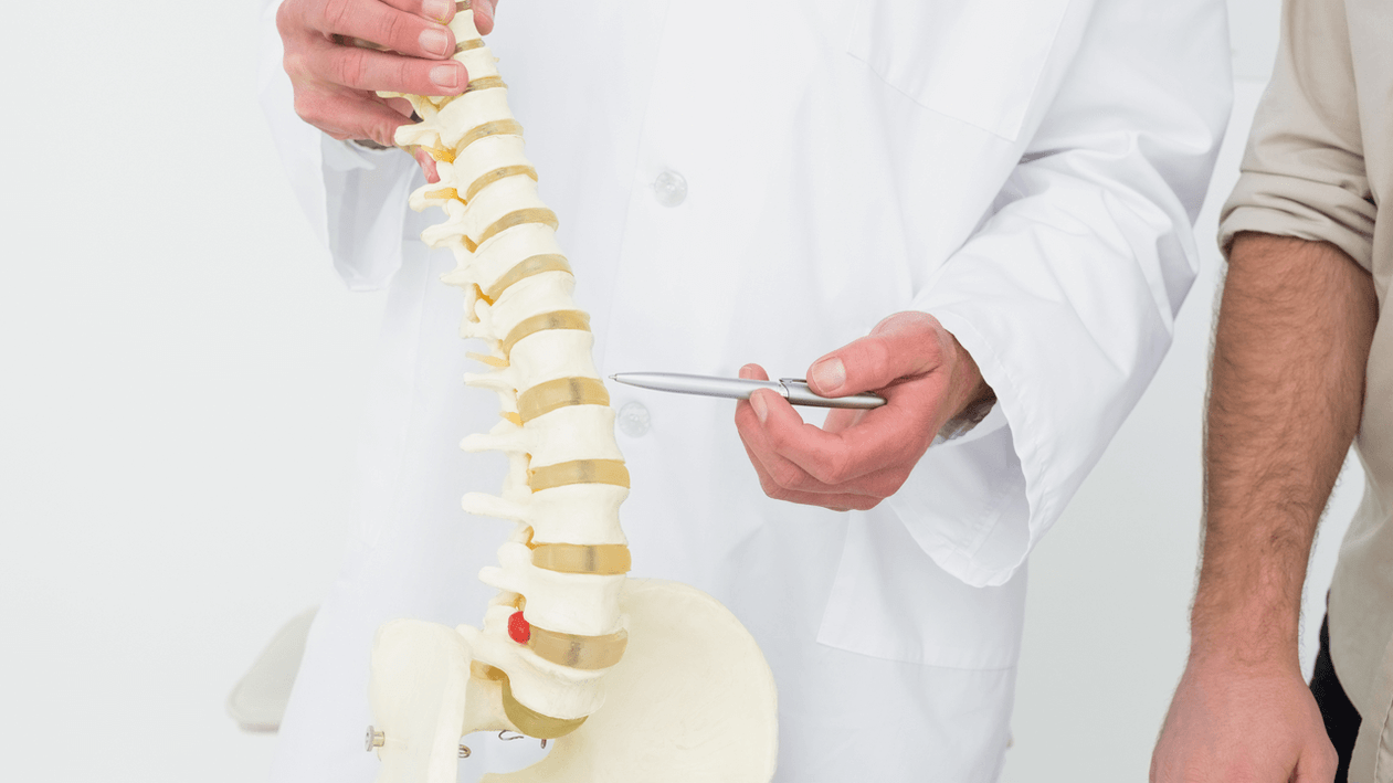 Diagnosis of back pain during an appointment with the doctor