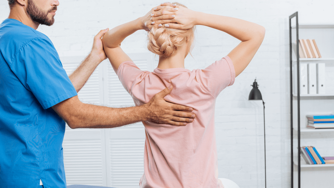 The girl turned to the doctor with back pain complaints